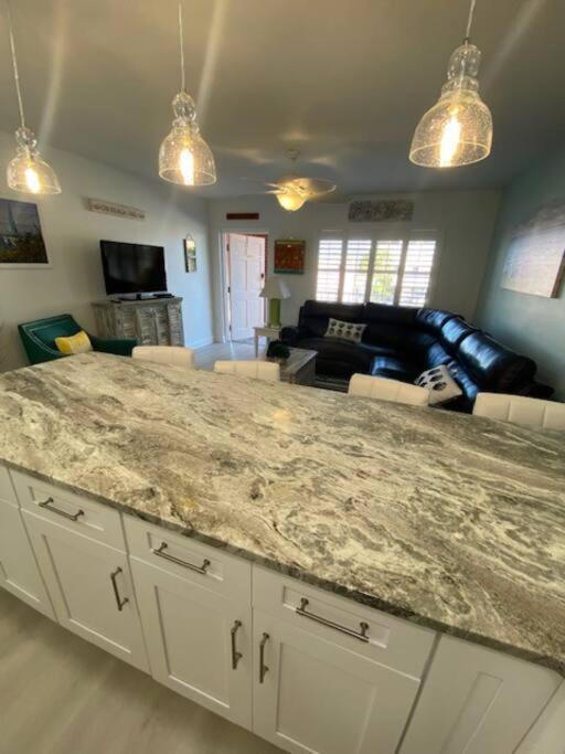 Beachfront Condo On Quiet Treasure Island- 1 Bed سانت بيتي بيتش المظهر الخارجي الصورة